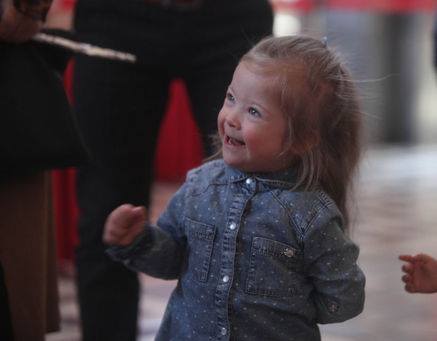 Deputat parlamentə nəvəsi ilə gəldi  -  Fotolar