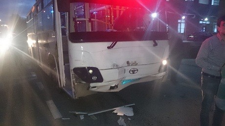 Bakıda sərnişin avtobusu qəza t&ouml;rətdi - Yaralı var+Foto