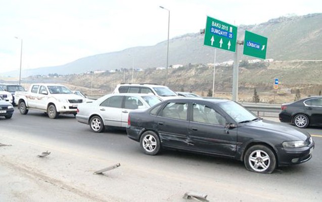 S&uuml;r&uuml;c&uuml; yola 6 min manatlıq ziyan vurdu - Fotolar+Video