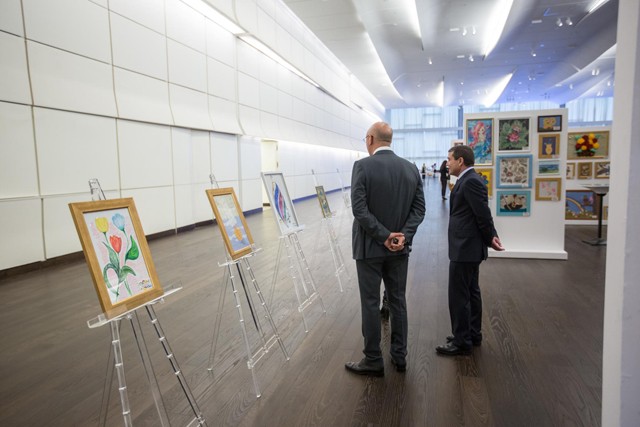 Leyla Əliyeva əkizləri ilə sərgidə - Fotolar