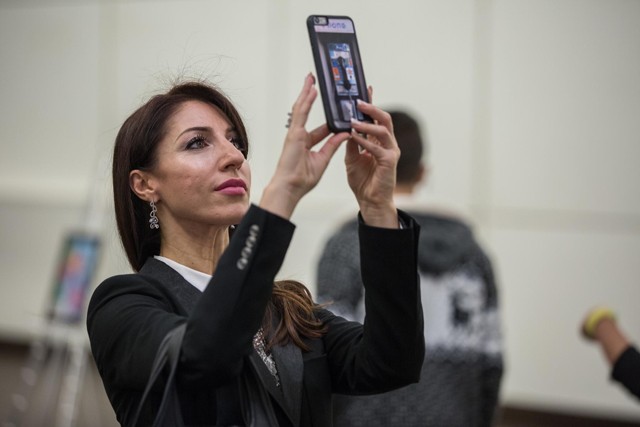 Leyla Əliyeva əkizləri ilə sərgidə - Fotolar