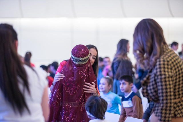 Leyla Əliyeva əkizləri ilə sərgidə - Fotolar