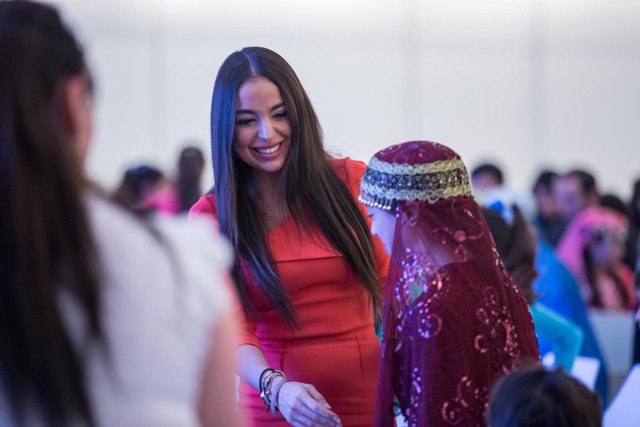 Leyla Əliyeva əkizləri ilə sərgidə - Fotolar