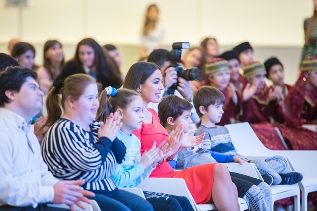 Leyla Əliyeva əkizləri ilə sərgidə - Fotolar