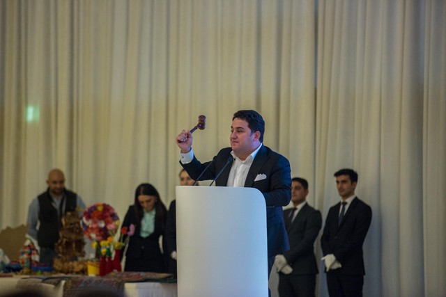 Leyla Əliyeva əkizləri ilə sərgidə - Fotolar