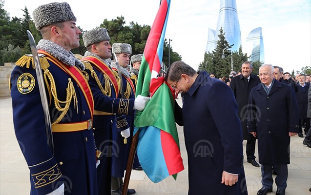 Davudoğlu Azərbaycan bayrağını öpdü -  Fotolar