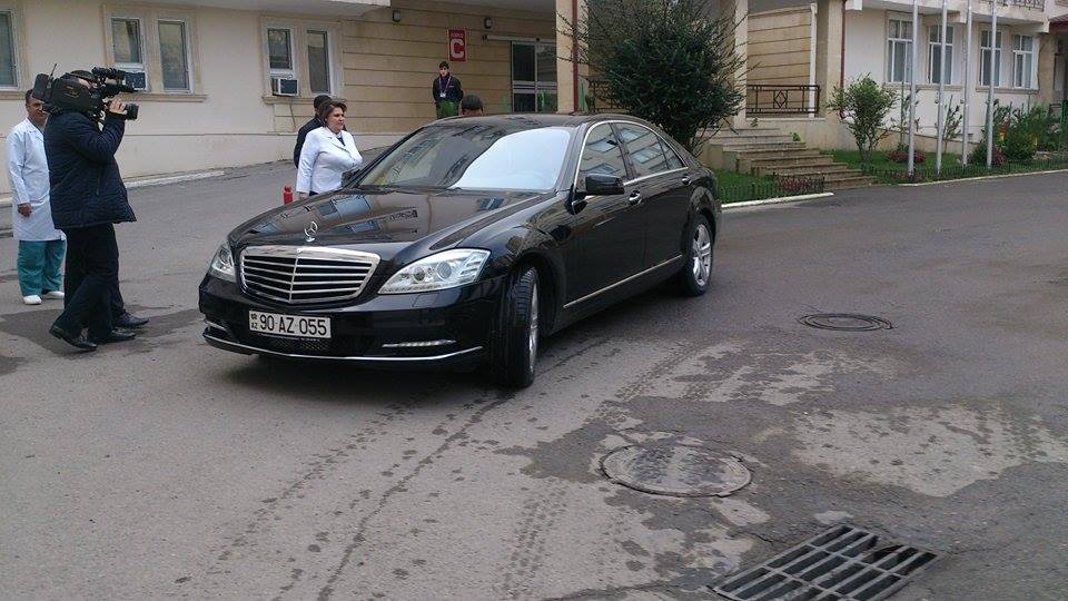 Nazir yanğında yaralananlara baş &ccedil;əkdi