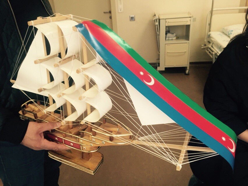 Ruhi yaralı neftçilərə baş çəkdi -  Fotolar