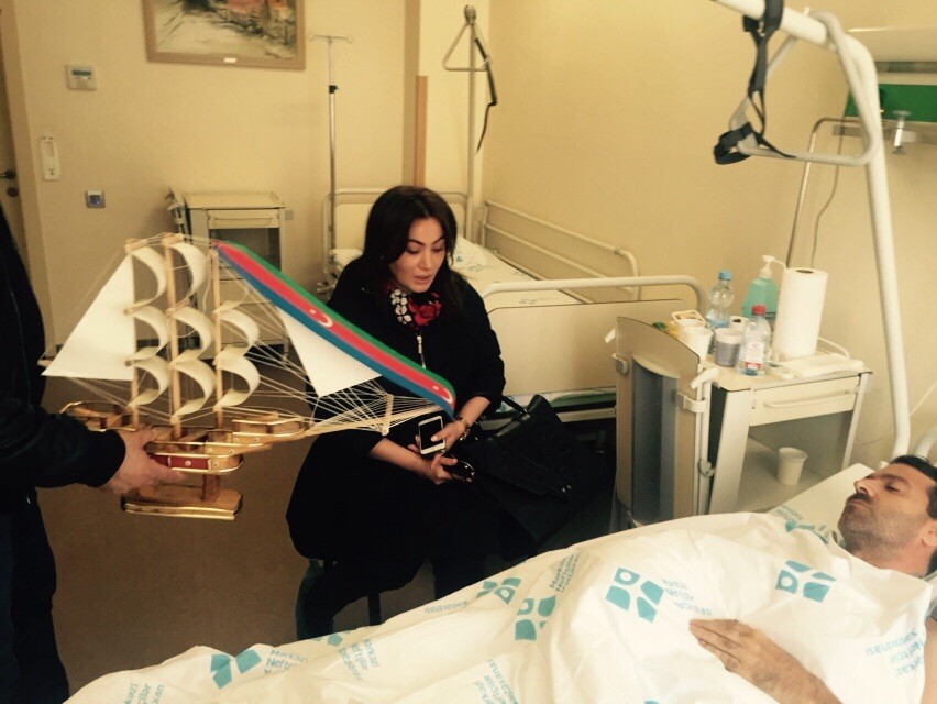 Ruhi yaralı neftçilərə baş çəkdi -  Fotolar