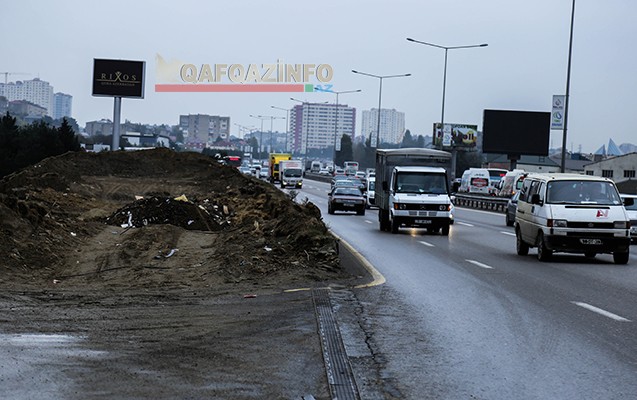 Sumqayıt yolundakı sürüşməyə görə yamaclar sökülür