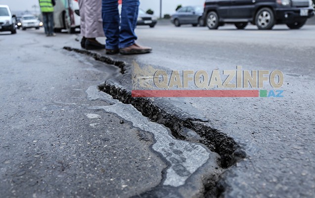 Sumqayıt yolundakı sürüşməyə görə yamaclar sökülür