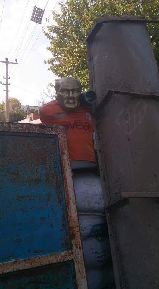 Terror&ccedil;ular Atat&uuml;rk&uuml;n b&uuml;st&uuml;nə raket qoydular - Foto