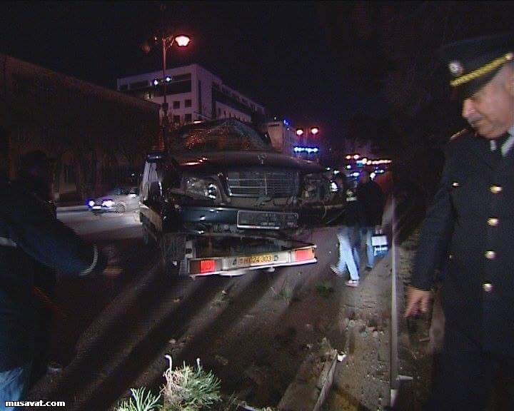 Bakıda maşın ağaca &ccedil;ırpılıb - 4 yaralı - Fotolar