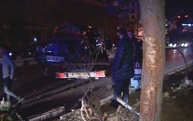 Bakıda maşın ağaca &ccedil;ırpılıb - 4 yaralı - Fotolar