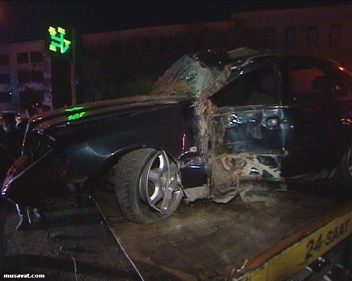 Bakıda maşın ağaca &ccedil;ırpılıb - 4 yaralı - Fotolar