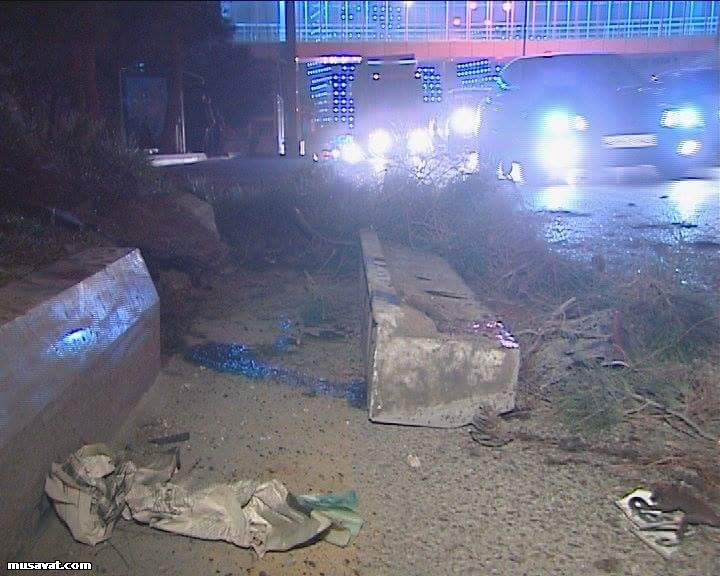 Bakıda maşın ağaca &ccedil;ırpılıb - 4 yaralı - Fotolar