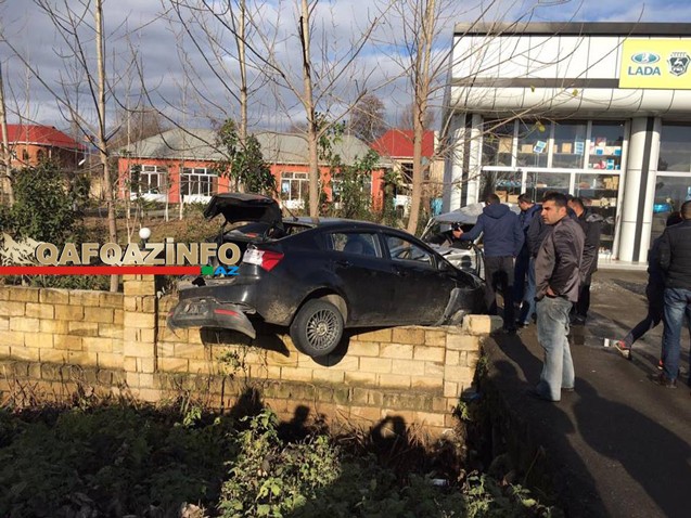 Satılıq maşına &ccedil;ırpılan &ldquo;Toyota&rdquo; havada qaldı - Fotolar