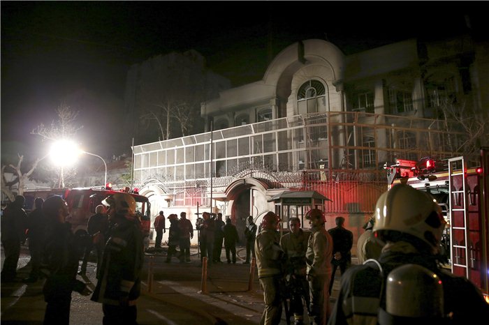 Din xadiminin edamına g&ouml;rə İranda səfirlik yandırıldı - Video