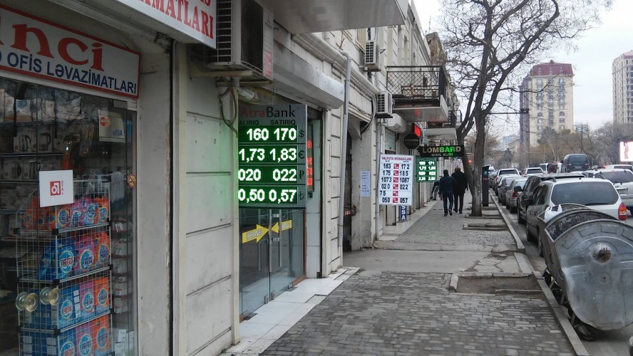 Dolları süni bahalaşdıran hansı banklardır?  -  Fotolar