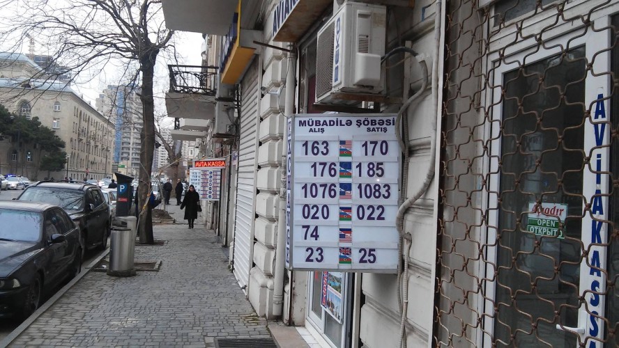 Dolları süni bahalaşdıran hansı banklardır?  -  Fotolar