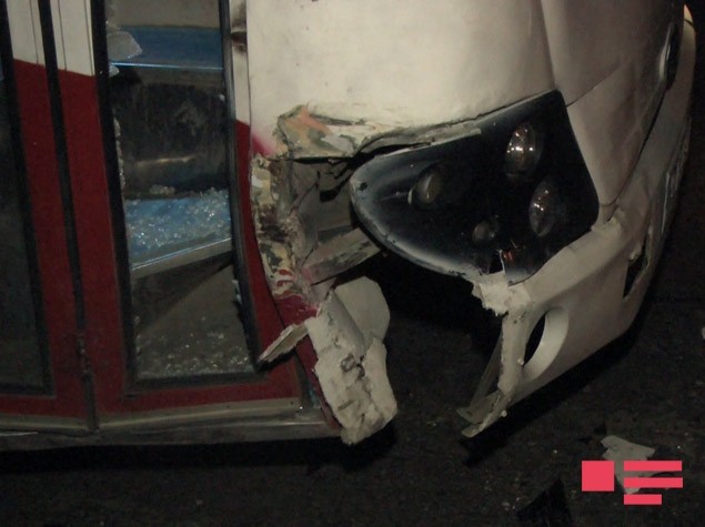 Bakıda avtobus s&uuml;r&uuml;c&uuml;s&uuml; qəza t&ouml;rətdi, qa&ccedil;dı - Fotolar
