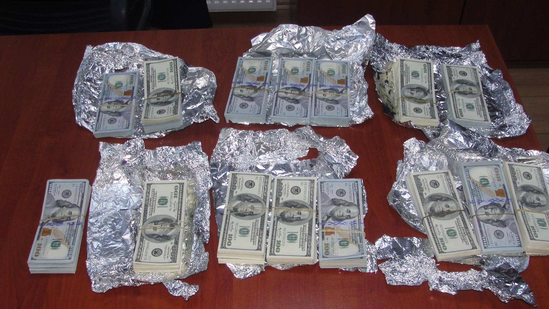 Gömrükdə qanunsuz 863 min dollar, 60 min avro aşkarlanıb