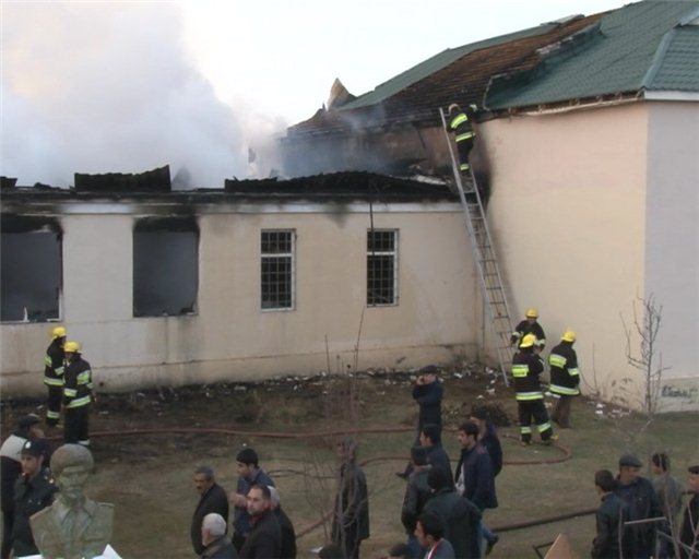 Azərbaycanda məktəb binası yandı - Fotolar