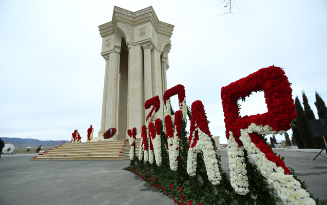 Gəncədə 20 Yanvar faciəsinin qurbanları anıldı - Fotolar
