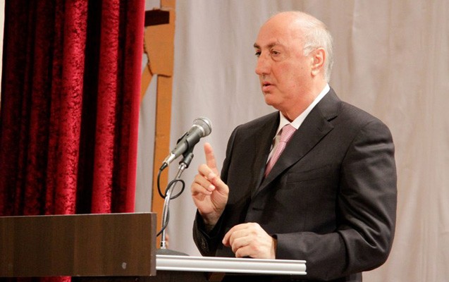 Hansı icra başçısının kabinetindəki mebel yerlidir?