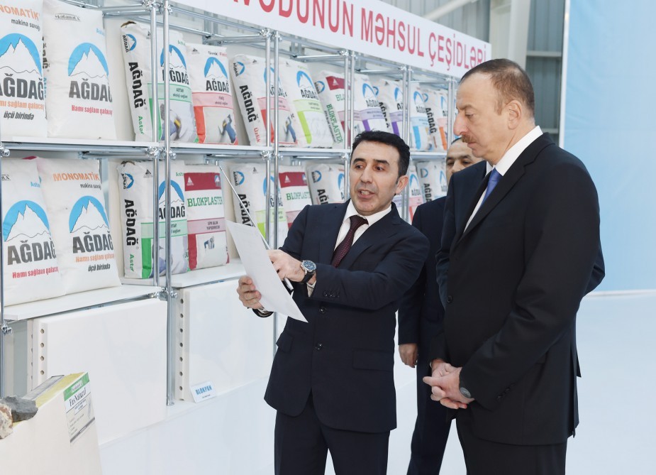 Prezidentdən şirkət rəhbərinə  -  “Maaş da yaxşı verirsiniz?”