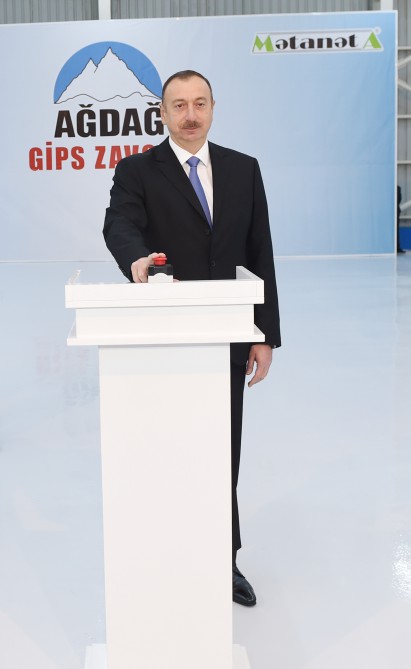 Prezidentdən şirkət rəhbərinə  -  “Maaş da yaxşı verirsiniz?”