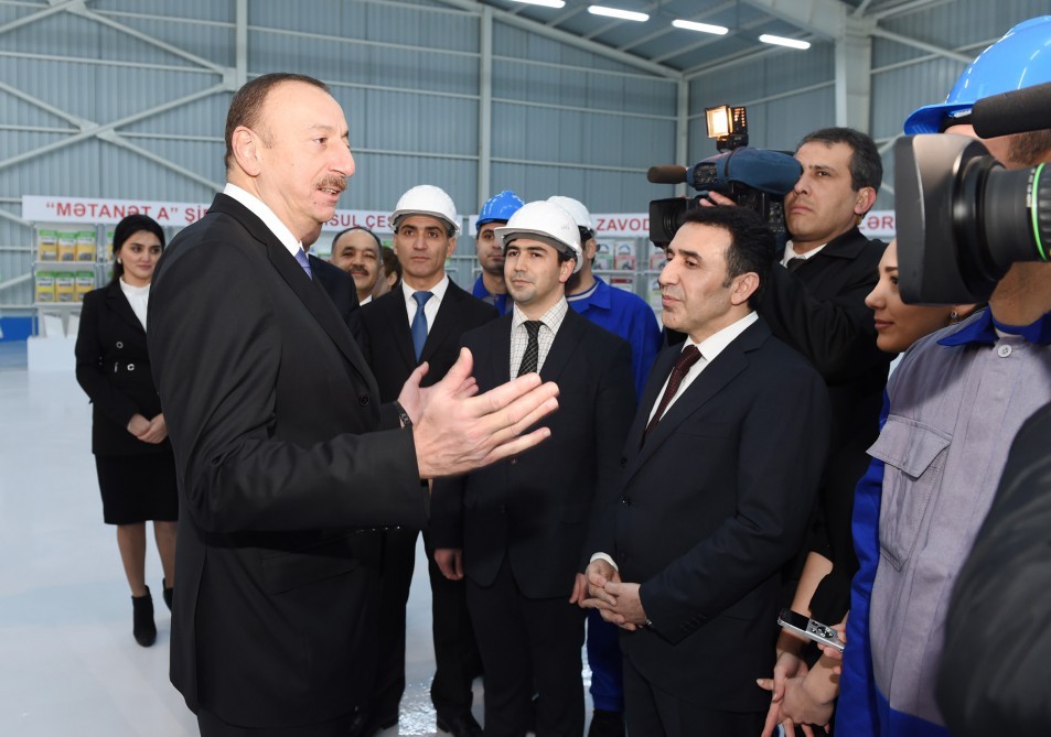 Prezidentdən şirkət rəhbərinə  -  “Maaş da yaxşı verirsiniz?”