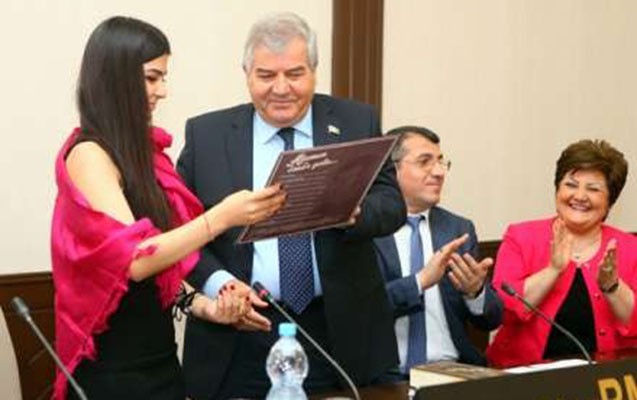 Rüstəmxanlının qızı ilə müğənninin toy tarixi bəlli oldu