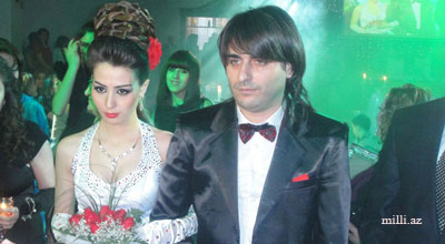 Azərbaycanlı m&uuml;ğənninin qardaşı &ldquo;qız&rdquo; oldu