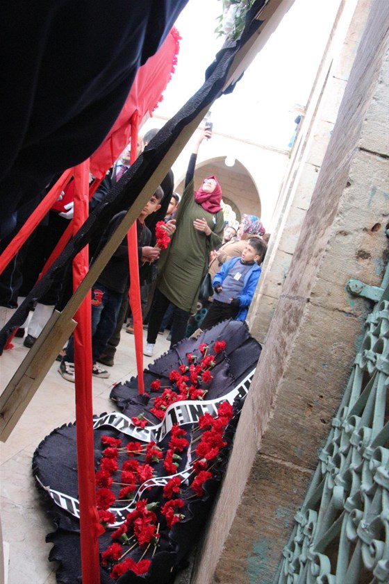 Kılı&ccedil;daroğlunun şəhidin dəfninə g&ouml;ndərdiyi &ccedil;ələng etiraza səbəb oldu - Foto