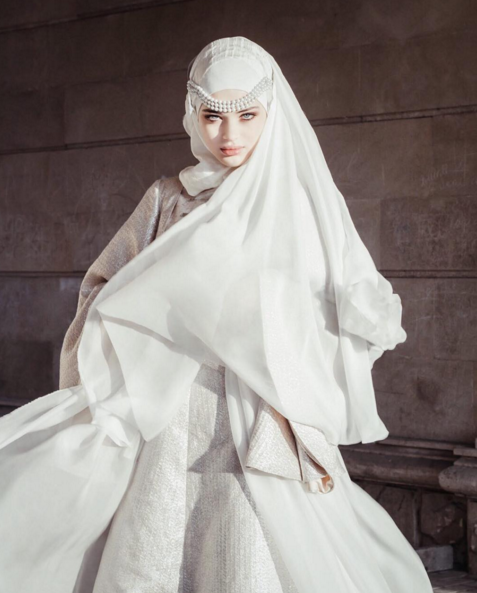 17 yaşlı çeçen model hicab reklamında çəkildi, tənqid olundu - Fotosessiya