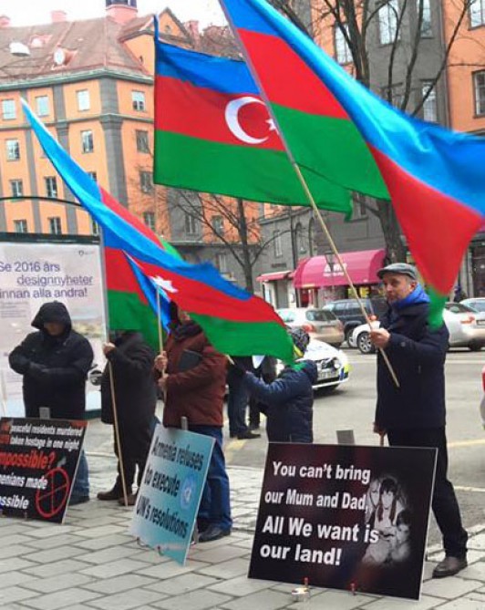 Azərbaycanlılar Ermənistan səfirliyi qarşısında aksiya keçiriblər -  Foto