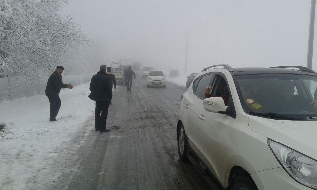 Azərbaycanda bu yollar buz bağlayıb - Yük maşını aşdı+Foto Azərbaycanda bu yollar buz bağlayıb - Yük maşını aşdı+Foto