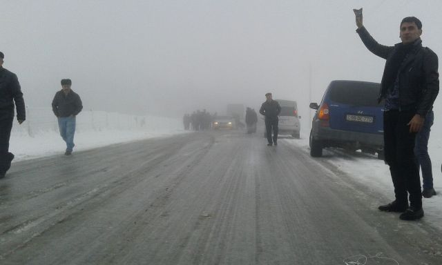 Azərbaycanda bu yollar buz bağlayıb - Yük maşını aşdı+Foto Azərbaycanda bu yollar buz bağlayıb - Yük maşını aşdı+Foto