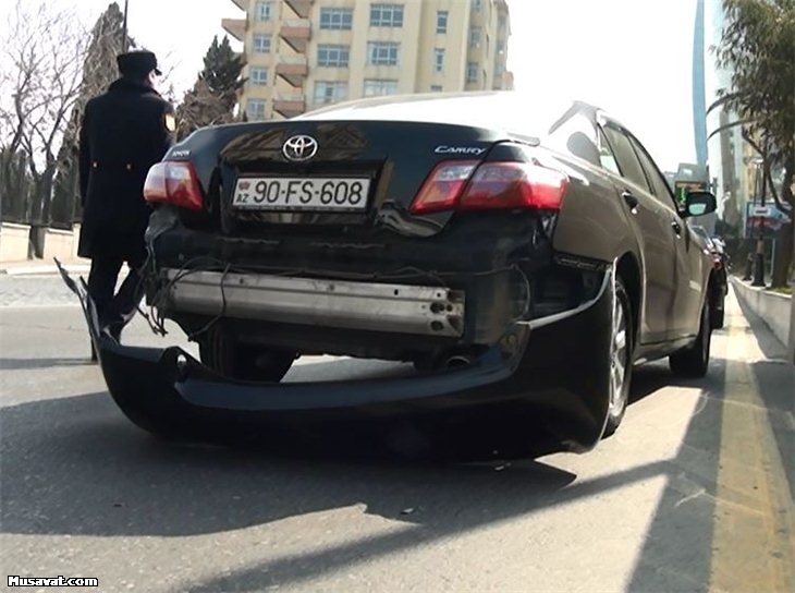 Qadın sürücü maşının şüşəsindən çıxıb divara çırpıldı  -  Bakıda+Foto