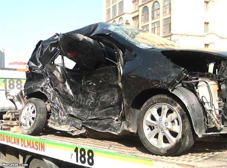 Qadın sürücü maşının şüşəsindən çıxıb divara çırpıldı  -  Bakıda+Foto