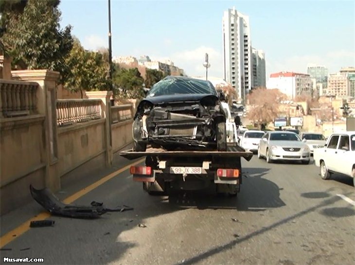 Qadın sürücü maşının şüşəsindən çıxıb divara çırpıldı  -  Bakıda+Foto