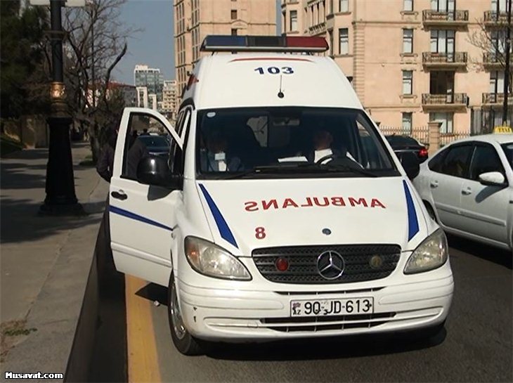 Qadın sürücü maşının şüşəsindən çıxıb divara çırpıldı  -  Bakıda+Foto