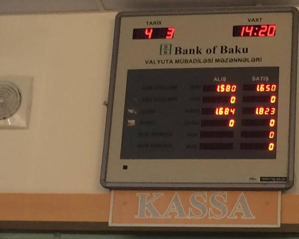 Banklar dolları ne&ccedil;əyə satırlar? - Fotolar