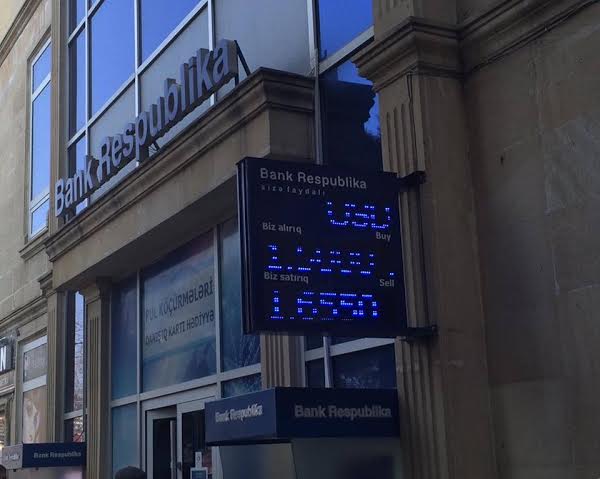 Banklar dolları ne&ccedil;əyə satırlar? - Fotolar