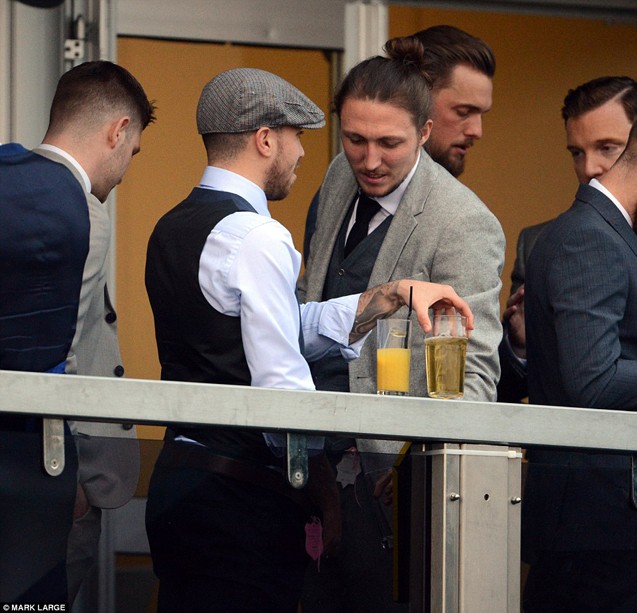 Məşhurlardan biabır&ccedil;ı hərəkət - Sərxoş olub... + Fotolar