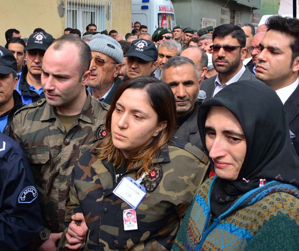 Şəhid ərinin dəfnində polis uniforması geyindi - Fotolar