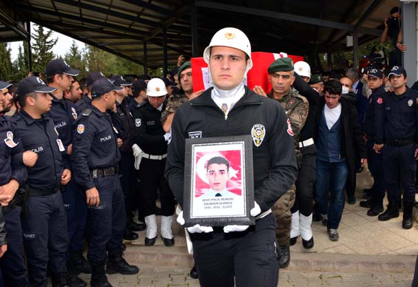 Şəhid ərinin dəfnində polis uniforması geyindi - Fotolar