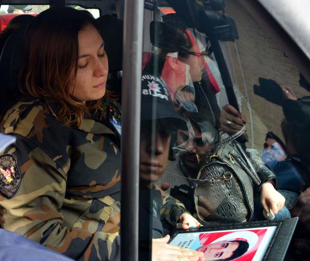 Şəhid ərinin dəfnində polis uniforması geyindi - Fotolar