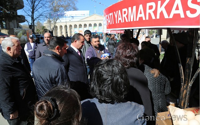 İcra baş&ccedil;ısı yarmarkada qiymətlərlə maraqlandı
